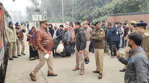 काशी एक्सप्रेस में बम की सूचना से हड़कंप, मऊ स्टेशन पर ट्रेन खाली कराई गई…
