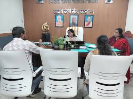 महिला का आरोप—पति निजी बातें करता है लीक, पति बोला: रात 3 बजे भी फोन रहता है बिजी...