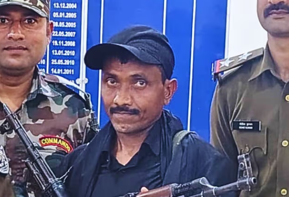AK-47 से दहलाता था बिहार-झारखंड, अब उसी हथियार के साथ किया आत्मसमर्पण; खूंखार नक्सली सुरेश कोड़ा के सरेंडर की पूरी इनसाइड स्टोरी