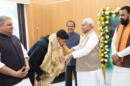 सीएम नीतीश ने वैभव को दिया 50 लाख का चेक, 1 अणे मार्ग में गूंजी तालियां, नीतीश कुमार ने बताया टीम इंडिया का भविष्य