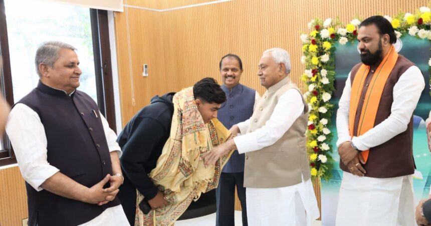 सीएम नीतीश ने वैभव को दिया 50 लाख का चेक, 1 अणे मार्ग में गूंजी तालियां, नीतीश कुमार ने बताया टीम इंडिया का भविष्य
