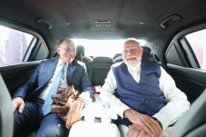 PM मोदी की 'कार डिप्लोमेसी': मलेशियाई पीएम की गाड़ी में साथ दिखे मोदी, दोस्ती की इस तस्वीर ने दुनिया को दिया बड़ा संदेश