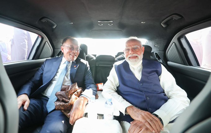 PM मोदी की 'कार डिप्लोमेसी': मलेशियाई पीएम की गाड़ी में साथ दिखे मोदी, दोस्ती की इस तस्वीर ने दुनिया को दिया बड़ा संदेश