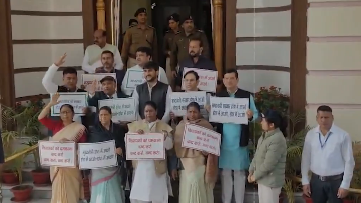 राबड़ी देवी ने नीतीश कुमार के खिलाफ खोला मोर्चा, 'विधायकों को धमकाना बंद करो' के नारों से गूंजा विधान परिसर