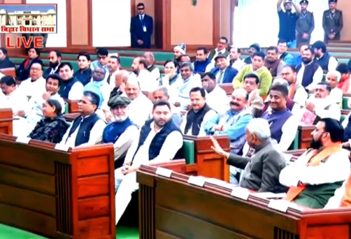 बिहार बजट सत्र की शुरुआत में ही नीतीश-तेजस्वी की नजदीकियों ने बढ़ाया सियासी पारा, विधानसभा की इस तस्वीर ने जीता सबका दिल