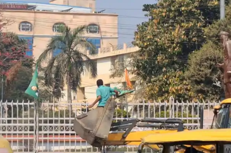 तेजस्वी यादव के मेगा शो से पहले पटना में बड़ी कार्रवाई: राजद के झंडों पर चला नगर निगम का बुलडोजर