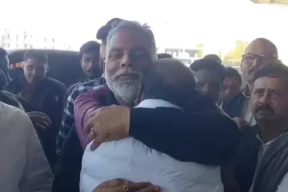 पप्पू यादव से मिलकर भावुक हुए विधायक आईपी गुप्ता: एयरपोर्ट पर गले लगकर रोए, सांसद ने बंधाया ढांढस...