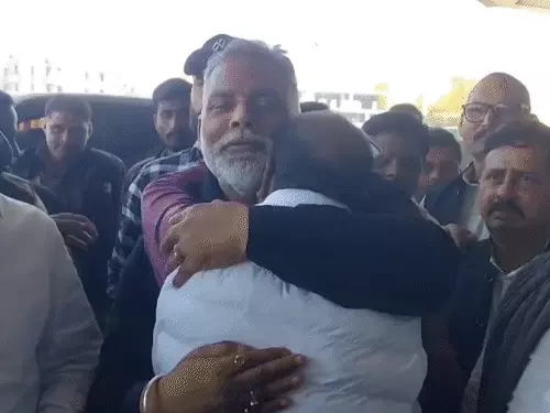 पप्पू यादव से मिलकर भावुक हुए विधायक आईपी गुप्ता: एयरपोर्ट पर गले लगकर रोए, सांसद ने बंधाया ढांढस...