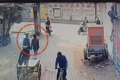 पटना में रूह कंपा देने वाली वारदात: सनकी भांजे ने बीच सड़क पर मामा को चाकू से गोदा, फिर बाल संवारते हुए निकल गया...