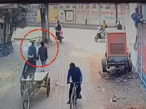 पटना में रूह कंपा देने वाली वारदात: सनकी भांजे ने बीच सड़क पर मामा को चाकू से गोदा, फिर बाल संवारते हुए निकल गया...