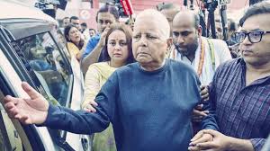 "नौकरी के बदले जमीन... एक संगठित साजिश": कोर्ट की तीखी टिप्पणी के बीच व्हीलचेयर पर पेश हुए लालू यादव...
