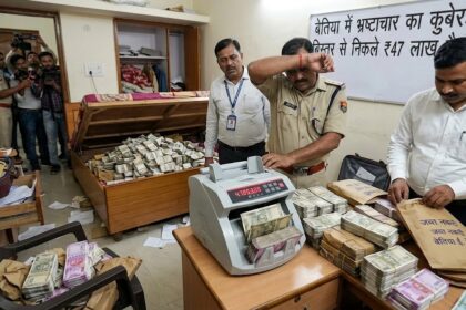 बेतिया में असिस्टेंट इंजीनियर के घर से 47 लाख कैश बरामद, 5 लाख घूस लेते रंगे हाथ गिरफ्तार