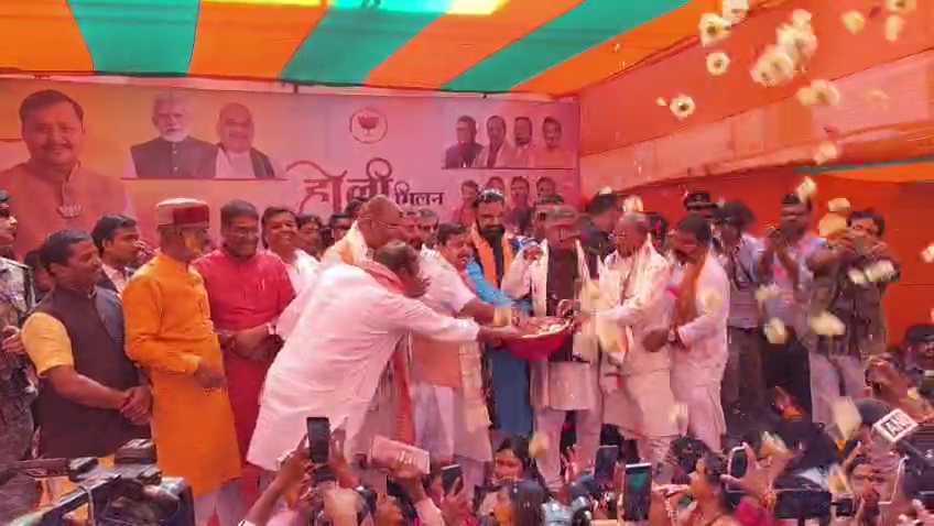 पटना में BJP का 'कुर्ता फाड़' जश्न: 'राम खेले होली' पर झूमे नितिन नवीन, कार्यकर्ताओं ने जमकर उड़ाया गुलाल