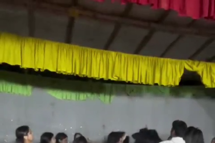 मुजफ्फरपुर: पूर्व विधायक रामसूरत राय के मेले में बवाल, स्टेज पर ही भिड़ीं महिला डांसर; देखें VIDEO...