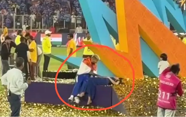 हार्दिक पंड्या की बढ़ी मुश्किलें: तिरंगे के साथ वायरल वीडियो पर मचा बवाल, पुणे के वकील ने पुलिस में दी लिखित शिकायत...