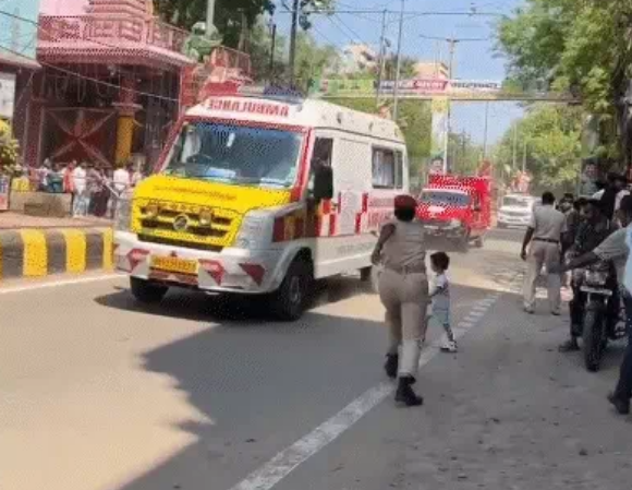 नालंदा में बड़ा हादसा टला: मुख्यमंत्री की 'समृद्धि यात्रा' में कारकेड के सामने दौड़ी बच्ची, रोंगटे खड़े कर देगा ये मंजर...