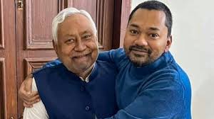 इस्तीफे की चर्चाओं के बीच राजभवन पहुंचे नीतीश कुमार, कल राजनीति में एंट्री करेंगे बेटे निशांत; JDU में बड़ा फेरबदल...