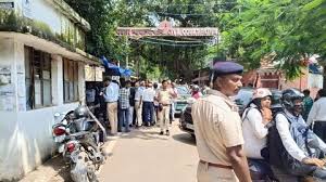 पटना सिविल कोर्ट को बम से उड़ाने की धमकी! हेलमेट-मास्क पर लगी रोक, चप्पे-चप्पे पर पुलिस तैनात...