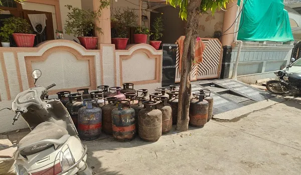 गैस सिलेंडर के अवैध खेल का पर्दाफाश: 293 सिलेंडर बरामद, जानिए किस शहर में पुलिस ने की सबसे बड़ी स्ट्राइक...