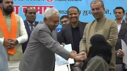 "पैर छूने से लेकर गमला कांड तक"... नीतीश कुमार की इन 10 'विचित्र' हरकतों ने कैसे बदल दी बिहार की सियासी तस्वीर?...