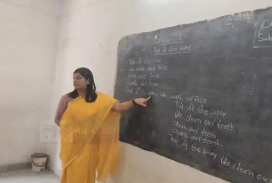 अफसरशाही छोड़ बच्चों के बीच बैठीं DM प्रतिभा रानी, ब्लैकबोर्ड पर सवाल लिख परखी शिक्षा की हकीकत...