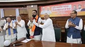 Bihar Politics: नीतीश ने खुद पहनाई सम्राट को माला, बिहार NDA में अब 'बड़े भाई' की भूमिका में भाजपा!..