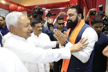 शपथ लेते ही एक्शन में मुख्यमंत्री सम्राट चौधरी! सचिवालय पहुँचते ही फाइलों पर चले हस्ताक्षर, अफसरों को दिया ये सख्त अल्टीमेटम...