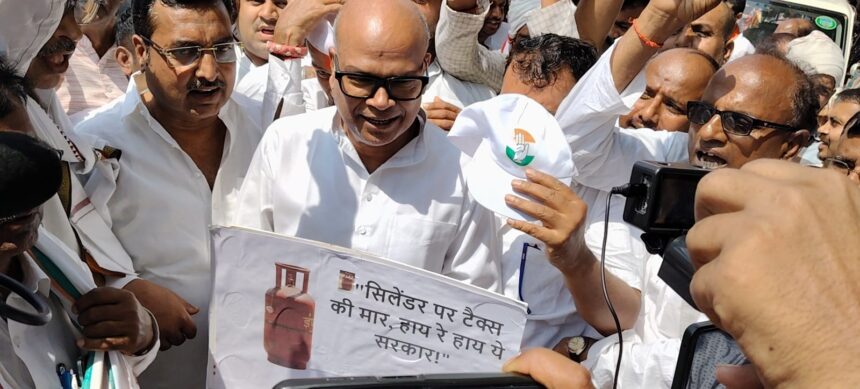 महंगाई के खिलाफ कांग्रेस का हल्लाबोल: पटना में मोदी सरकार की नीतियों के खिलाफ सड़कों पर उतरे कांग्रेसी!..